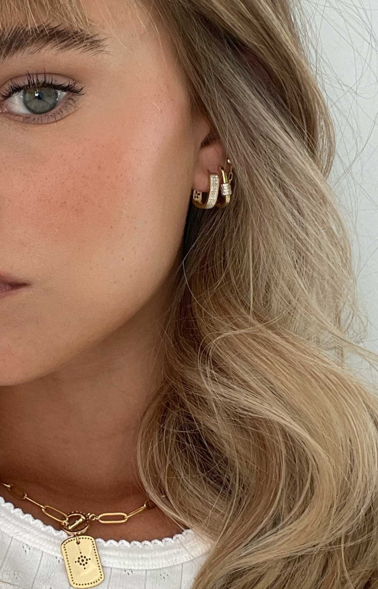 Gold Huggie Earrings with Sparkling Detail – Modern Rectangular Hoop Design