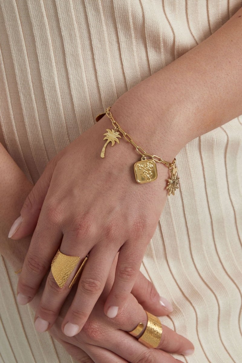 Summer Chain Pendant Bracelet Gold – Layered Summer-Inspired Jewelry