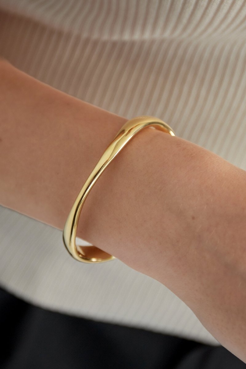 Classic Story Bangle Bracelet Silver – Timeless Polished Cuff Jewelry