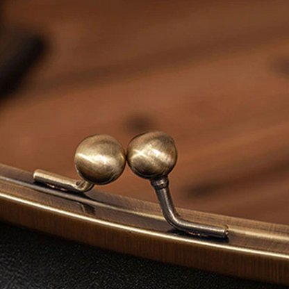 Vintage Kiss-Lock Crossbody Bag – Retro Chic Design