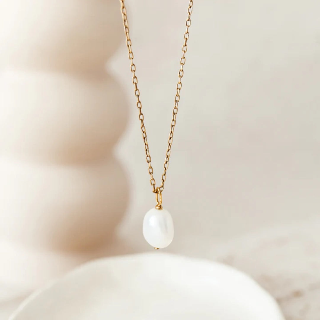 Gold Plated Baroque Pearl Necklace – Elegant Minimalist Pendant Design
