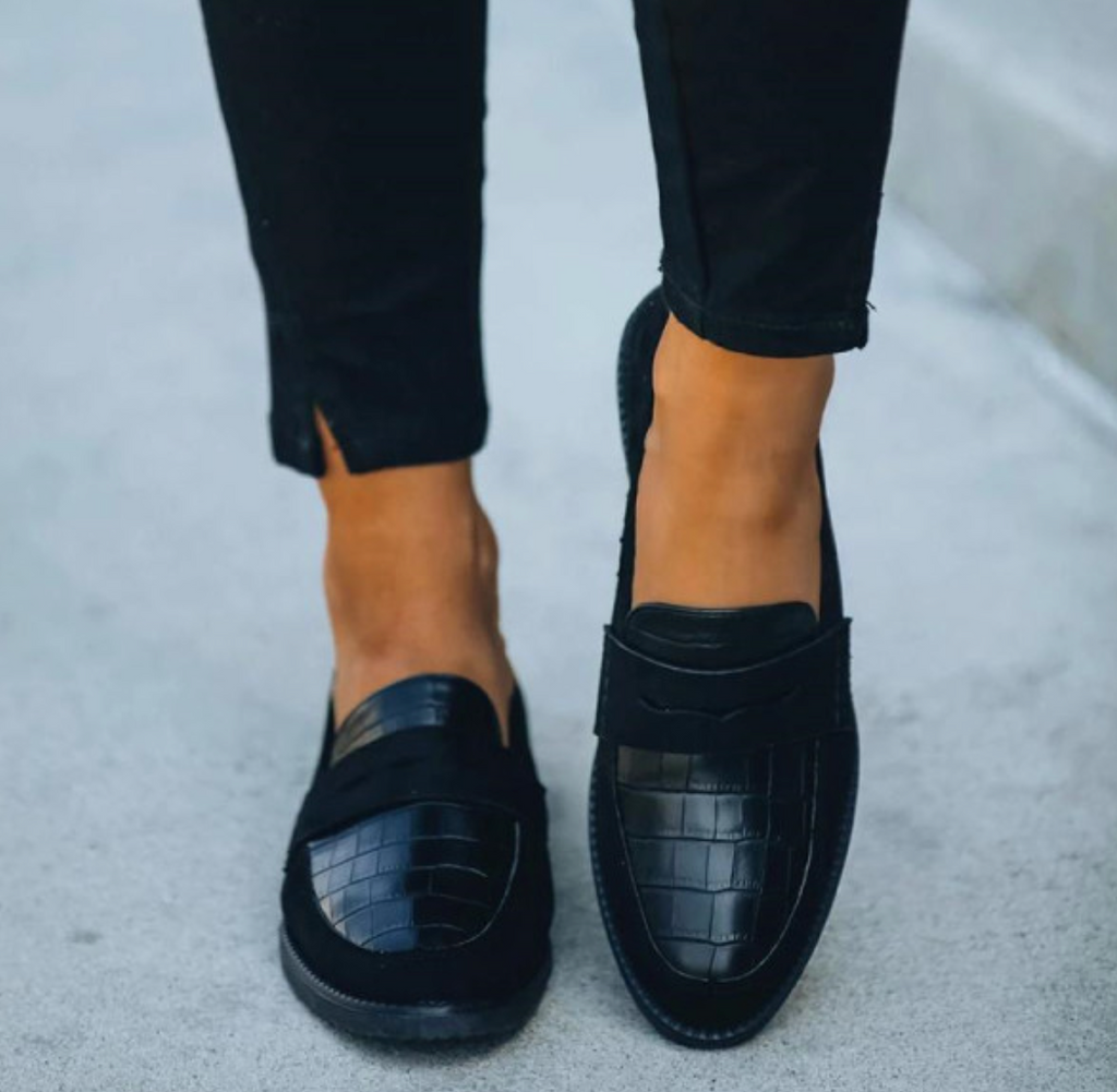 Black Leather Pointy Sandals for Woman