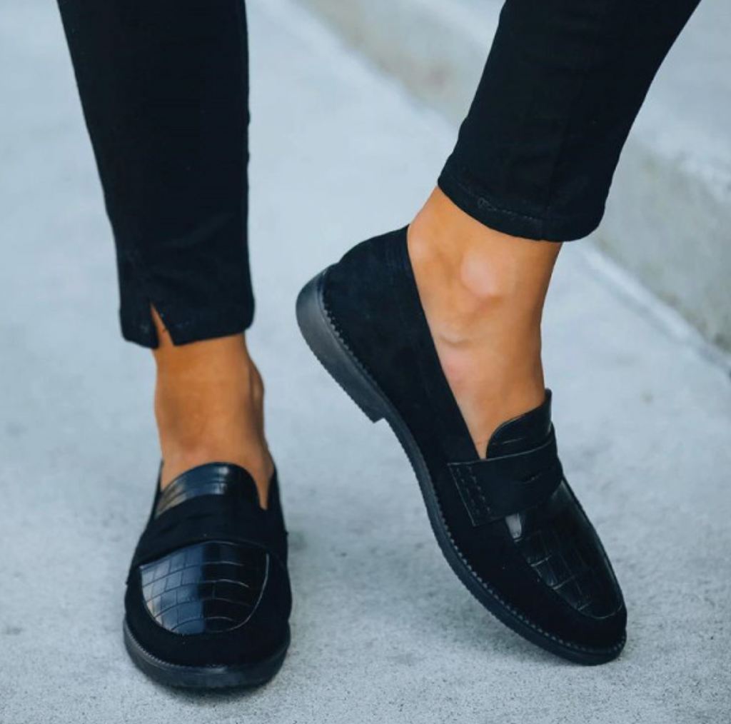 Black Leather Pointy Sandals for Woman