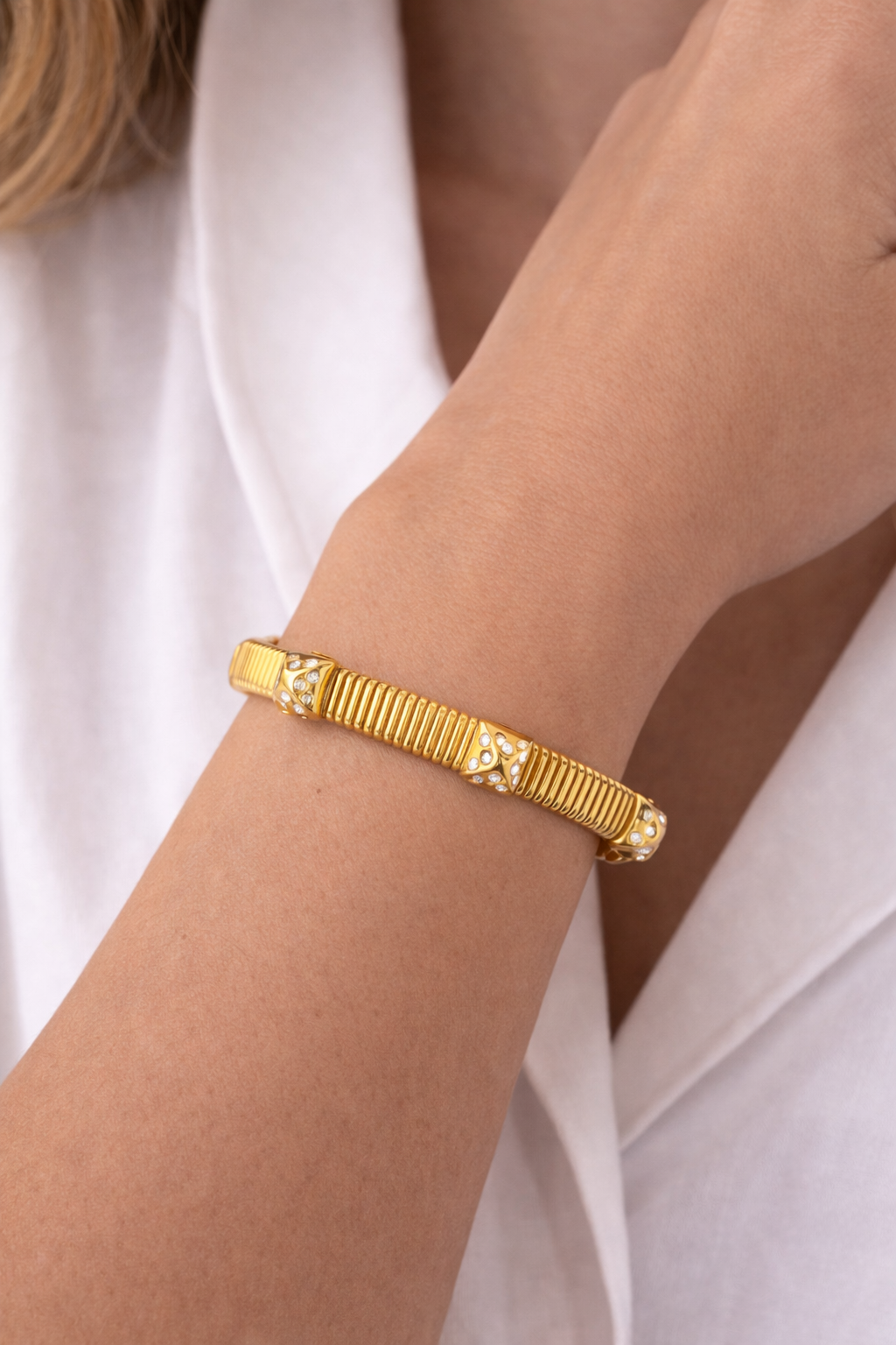 Buzzy Beauty Bracelet Gold – Playful Bee-Inspired Charm Jewelry