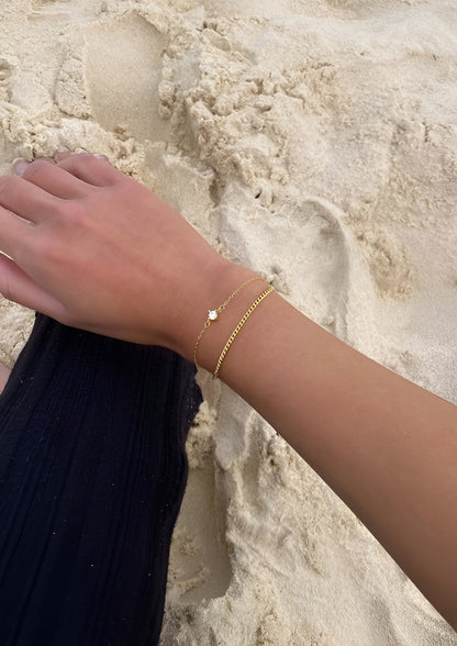 Gold Chain Bracelet with Round Solitaire Centerpiece