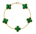 Gold bracelet with green malachite clover motifs, Van Cleef & Arpels Alhambra design, luxury jewelry, elegant chain, fashion accessory.
