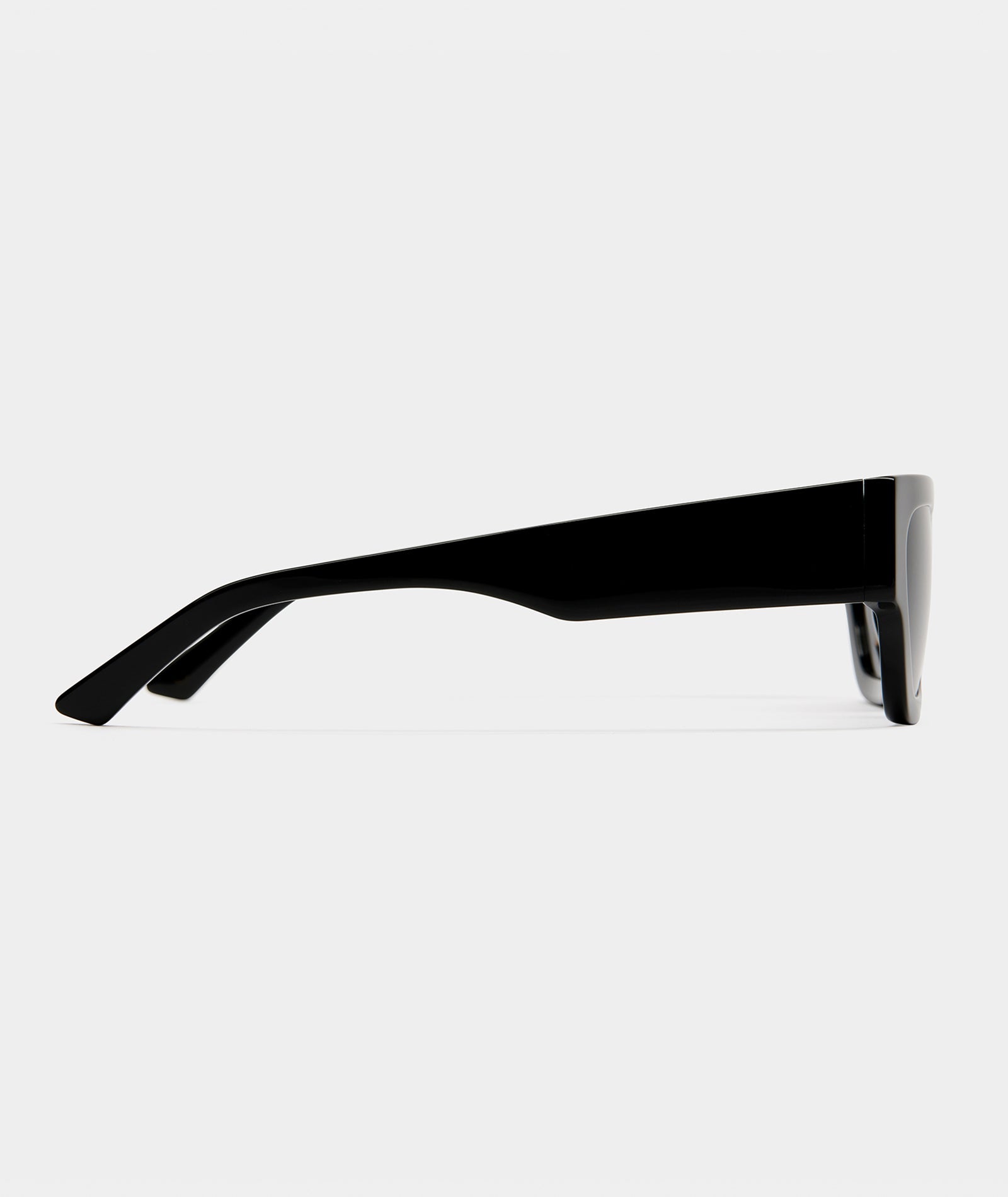 Women’s Classic Sunglasses with Black Frame & Smoke-Tinted Lenses