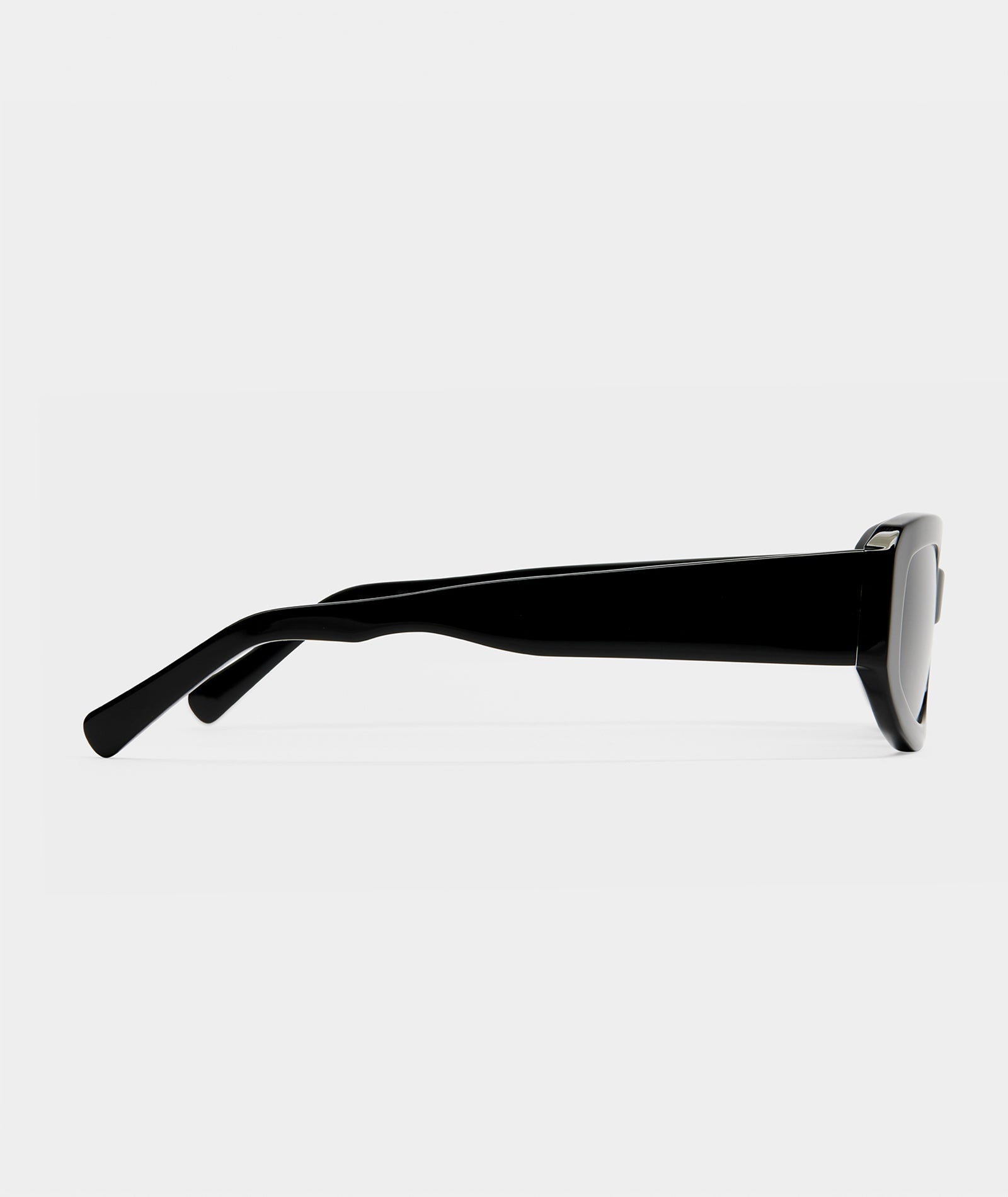 Women’s Aviator-Inspired Sunglasses with Black Frame & Smoke-Tinted Lenses