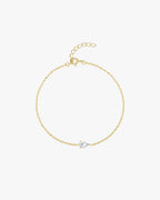 Gold chain bracelet with a heart-shaped diamond pendant, featuring an adjustable clasp. Elegant jewelry accessory for women, perfect for gifting.